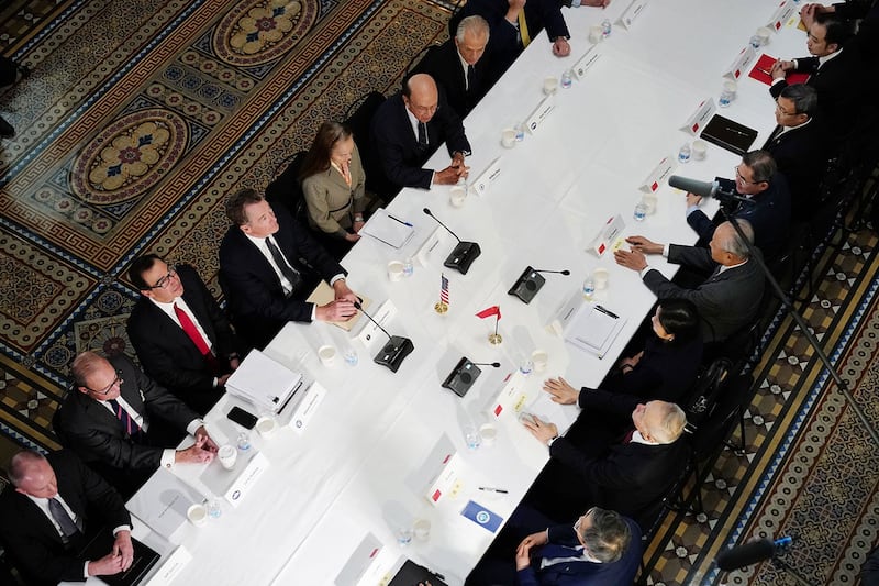 2019年2月21日，美国贸易代表罗伯特·莱特希泽带领的美方谈判人员与中国国务院副总理刘鹤带领的中方谈判人员在华盛顿艾森豪威尔行政办公大楼进行贸易谈判。（AFP）