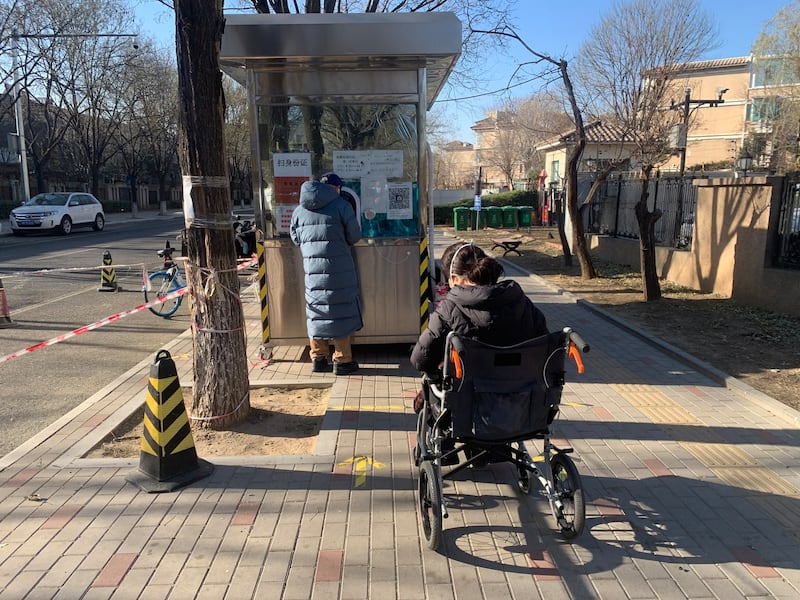 北京市朝阳区一居民坐着轮椅等待核酸筛查（网上截图/古亭提供）
