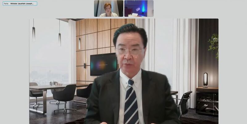 由全球19国近200名关注中国的议员,组成的“对华政策跨国议会联盟”(IPAC),于29日在罗马举行应对会议,向G20各国领袖叫板,要求他们正视中国的人权问题。正在访欧的台湾外交部长吴钊燮现身,以视像形式发言。 (会议直播截图)