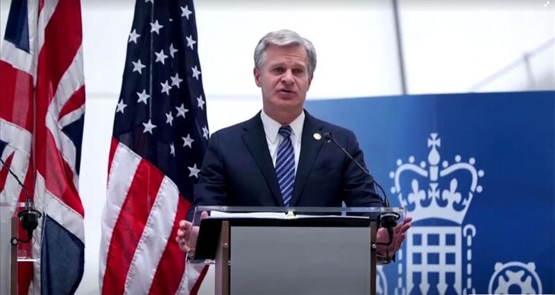 美国联邦调查局局长克里斯托弗·雷警告在场的商界和学术领袖─中国正以网络攻击等所有可用手段窃取西方科技,并以此支配西方市场。(路透社视频截图)