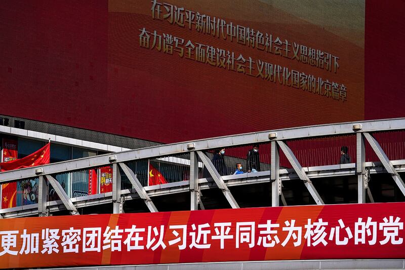 在北京,习核心宣传标语悬挂在人行天桥上。(美联社图片)