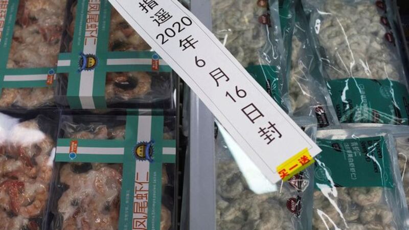 新冠肺炎爆发后,北京一家超市的进口冷冻海鲜产品2020年6月16日被打上了封条。(路透社资料图)
