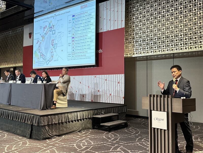 台湾的国防大学中共军事事务研究所教授马振坤10月14日在国策研究院会议上指出,中国解放军此次联合利剑-B演习对台湾的威胁性更大。(记者夏小华摄)