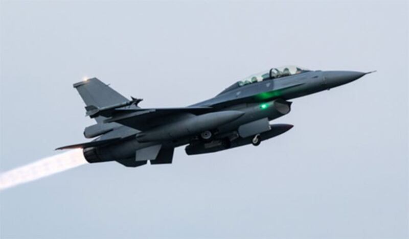 F-16V战机是台湾吓阻战力之一。图为F-16V演练紧急升空拦截。(台湾军闻社)