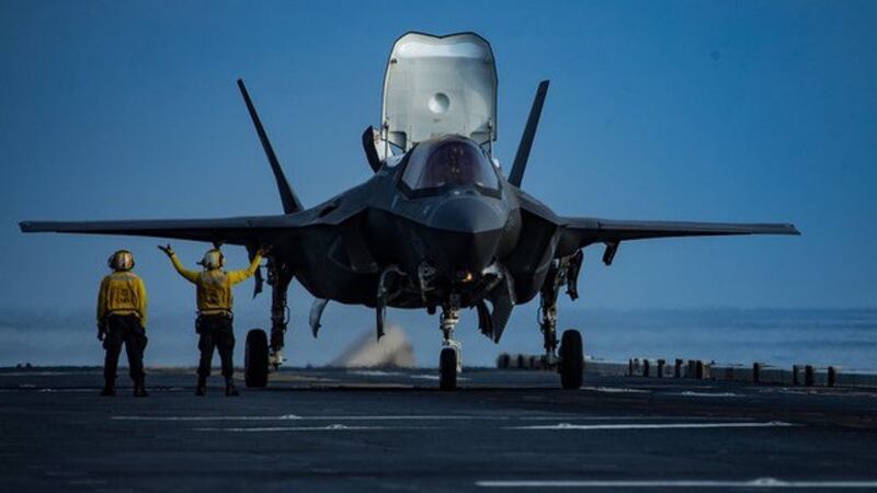 美利坚号搭载的F35B是具有匿踪设计的第五代战机,性能优于辽宁号搭载的歼15第四代战机。 (图片来自U.S. Pacific Fleet推特)