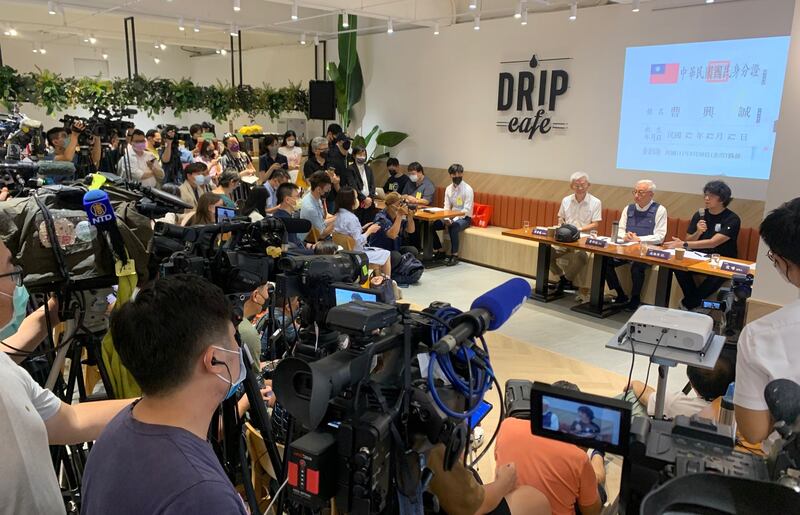 联电创办人曹兴诚1日召开国际记者会,宣布恢复中华民国国籍,现场塞爆记者,包括路透社、法新社、欧新社、金融时报、NHK等外媒。(记者夏小华摄)