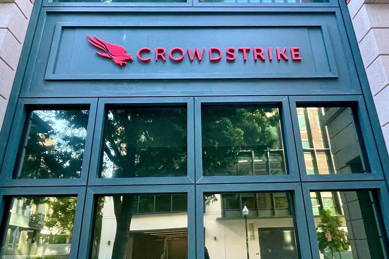 图为2024年7月19日所拍摄的美国网络安全公司敦阳科技(CrowdStrike)在加州的一间办公室。该公司近期发布的更新软件导致微软系统出现全球性技术故障,从而引发严重的服务中断。(美联社)