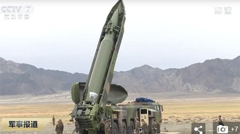 图为东风-16中程常规导弹,可能扮演对台作战首轮火力突击的主战武器。(视频截图)