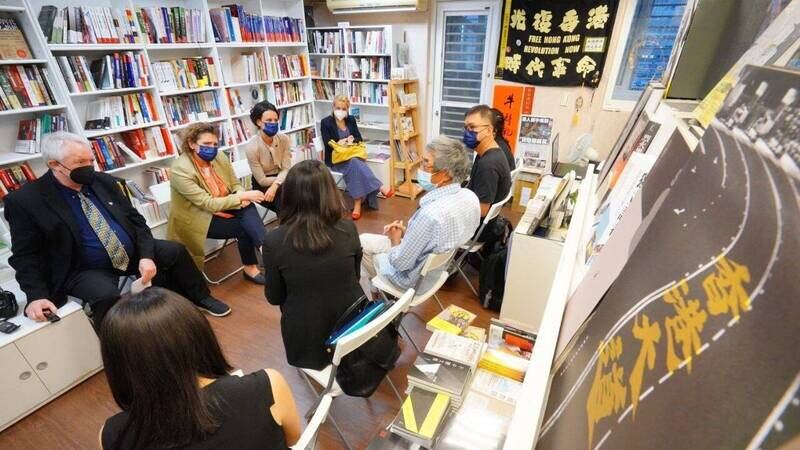 2022年7月20日欧洲议会副议长毕尔率团访台时,拜访台北铜锣湾书店创办人林荣基,触及香港、台湾受中国专制侵略议题。(台湾外交部推特)