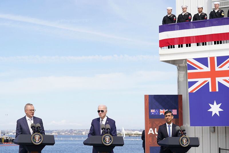 2023年3月13日，澳大利亚总理阿尔巴尼斯、美国总统拜登和英国首相苏纳克出席在加州圣迭戈的海军基地举行的仪式上公布了澳英美核动力潜艇合作协议。（美联社）
