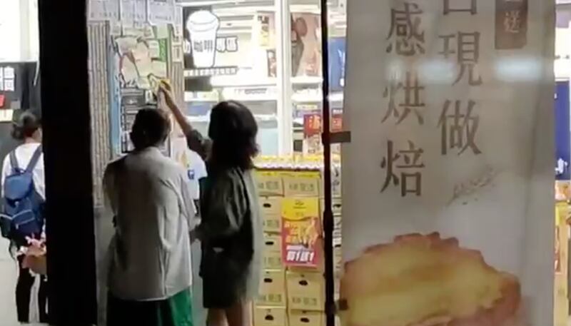 台湾艺术大学连侬墙2日凌晨遭疑似陆生撕毁。(港生张俊豪提供)