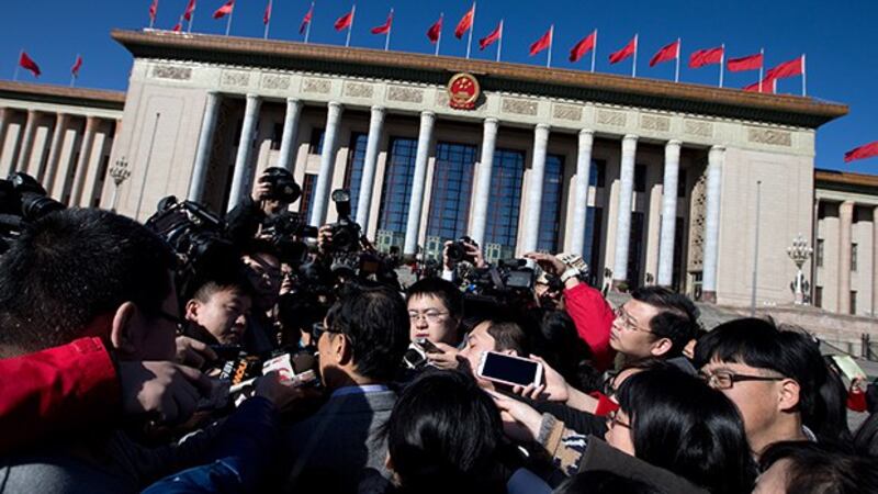 记者采访参加中国“两会”的部分代表（美联社资料图）