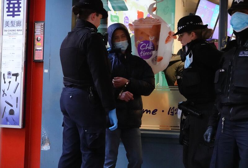 集会结集会结束后,双方突然爆发冲突。至少一名华人被伦敦警方拘捕,锁上手铐带走。(记者吕熙)