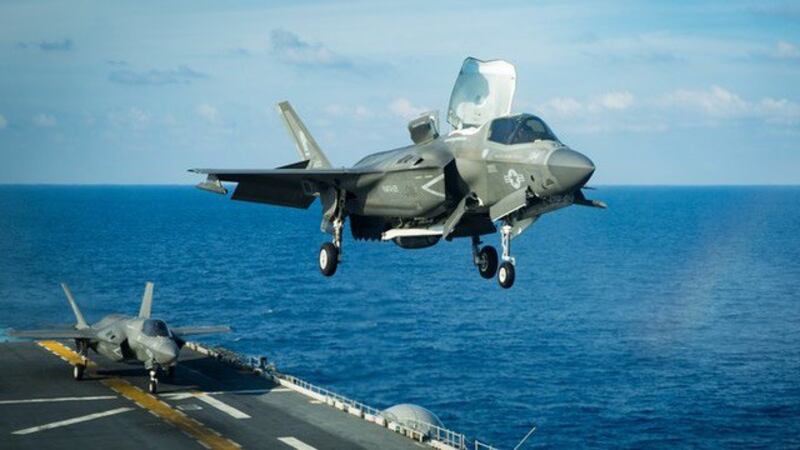 美国准航母美利坚号最多可搭载20架F35B战机。(图片来自U.S. Pacific Fleet推特)