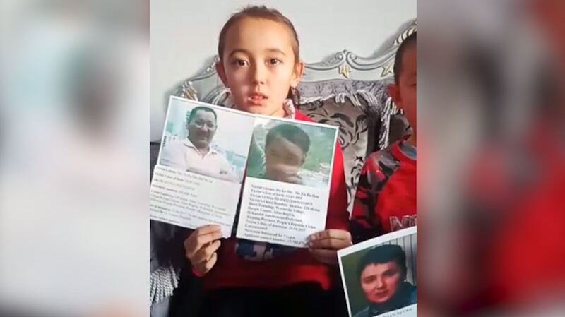 哈萨克人伽米娜的孩子,要求中国政府释放她的父亲。(当事人家属提供/记者乔龙)