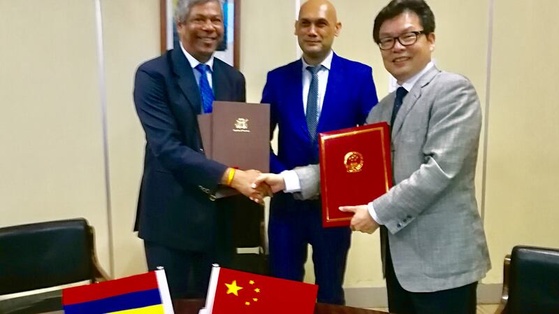 2020年7月31日,驻毛里求斯使馆与毛里求斯卫生和健康部共同举行中国援毛抗疫物资交接仪式。(中国驻毛里求斯大使馆网站)