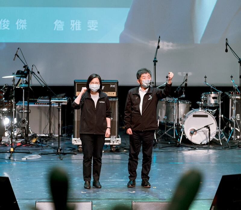 民进党主席蔡英文11月13日为同党台北市长候选人陈时中站台。（民进党提供）