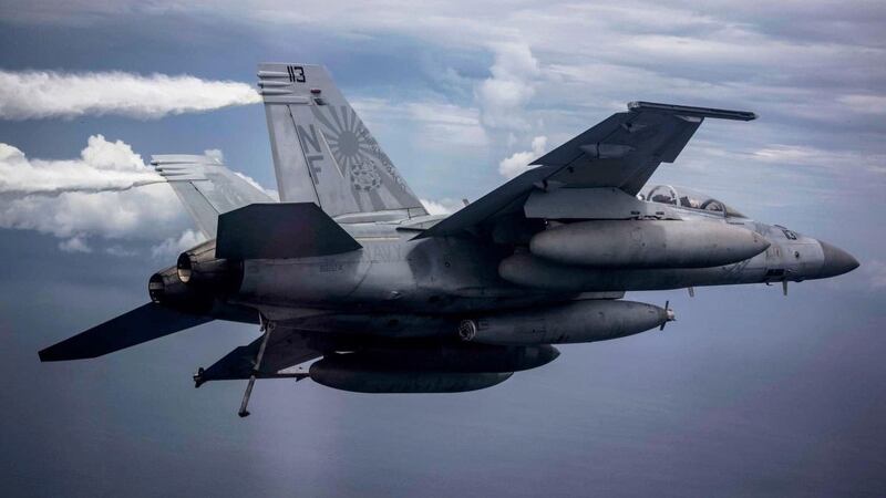 美海军双航母在南海联合演练,太平洋舰队周一在脸书刊登多张图片,展示了B52轰炸机和多架F\18F战机参与了这次演习。(U.S. Pacific Fleet脸书)