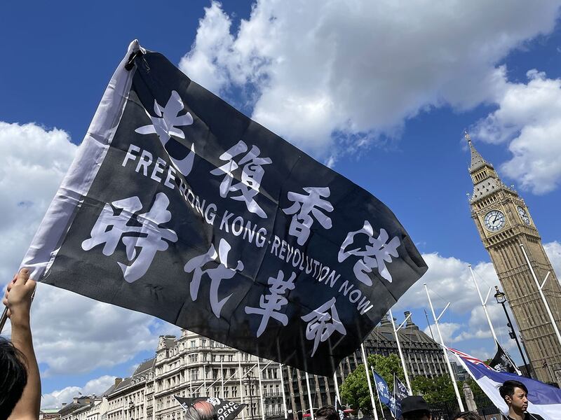 资料照:“光复香港,时代革命”旗帜在英国国会大楼前飘扬。(吕熙摄/RFA)