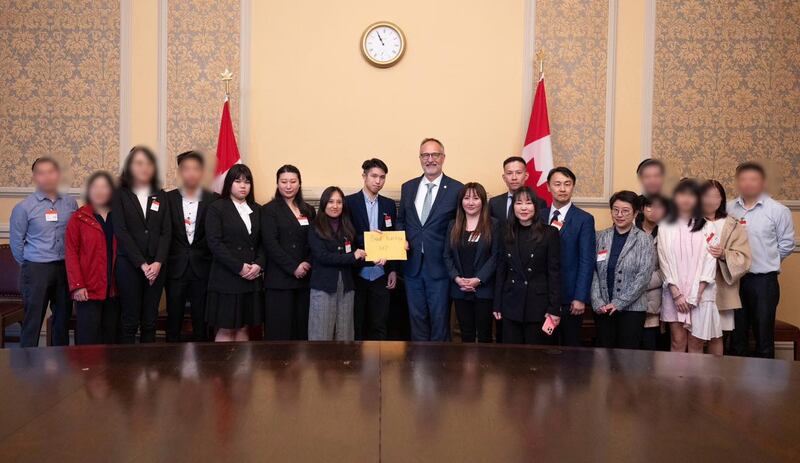 加拿大移民部派出代表接见香港救生艇请愿人,称会研究相关问题。 (香港监察)