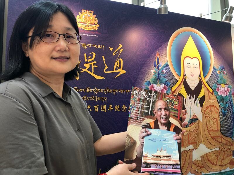 《西藏的天空》杂志主编卢惠娟。杂志封面为格鲁派甘丹赤巴仁波切。(记者夏小华摄)