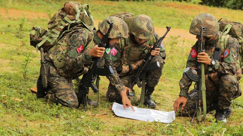 တအောင်းအမျိုးသား လွတ်မြောက်ရေး တပ်မတော် TNLA၊ မြန်မာအမျိုးသား ဒီမိုကရက်တစ် မဟာမိတ်တပ်မတော် MNDAA နဲ့ ရက္ခိုင့်တပ်တော် AA တပ်ဖွဲ့ဝင်တွေကို တွေ့ရစဉ်။ (ဓာတ်ပုံ - ညီနောင်မဟာမိတ်သုံးဖွဲ့)
