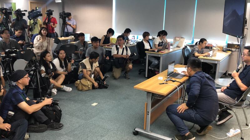 罗文嘉与黄之锋视讯数次断讯。(记者夏小华摄)