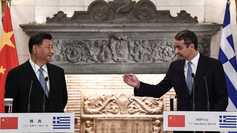 2019年11月11日,中国国家主席习近平与希腊总理米佐塔基斯参加了联合媒体会议。(美联社)