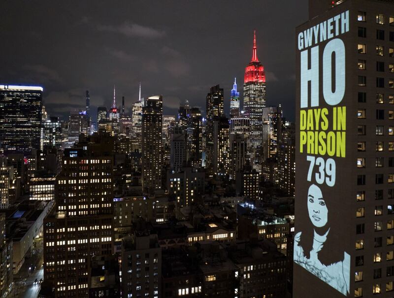 在国际妇女节前夕，"香港自由委员会"（The Committee for Freedom in Hong Kong Foundation）把香港女政治犯的肖像投射在纽约摩天大厦的外墙上，并列出她们失去自由的日子。 （"香港自由委员会"提供）