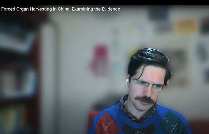 澳大利亚国立大学政治与国际关系学院博士生罗伯逊(Matthew Robertson)2022年5月11日在美国众议院汤姆·兰托斯人权委员会举行的听证会上表达了他对新疆发生的严重侵犯人权行为的担忧。(视频截图)