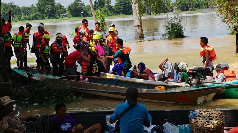 ပဲခူးတိုင်း၊ တောင်ငူမြို့နယ်က ရေဘေးဒုက္ခကြုံတွေ့နေသူများကို ၂၀၂၄ ခုနှစ် စက်တင်ဘာ ၁၅ ရက်နေ့က လူမှုကူညီရေးအဖွဲ့တွေ ကူညီကယ်ဆယ်ရေးဆောင်ရွက်နေစဉ်။ (Photo : Kyaw Thu Ya)