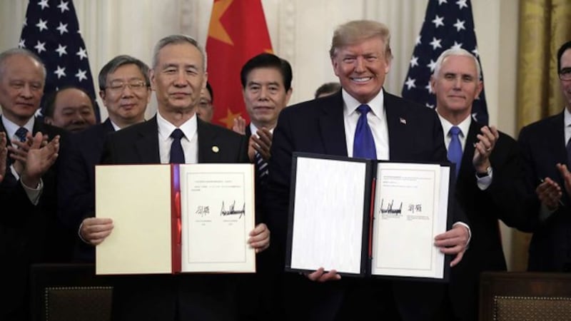 资料图片:2020年1月15日,美国总统特朗普(右)与中国副总理刘鹤在白宫签署第一阶段贸易协议。(美联社)