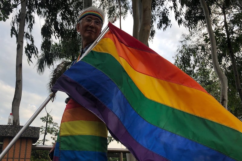 祁家威和他的彩虹旗。(记者夏小华摄)