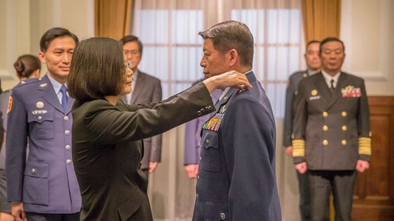 台湾前国防部副部长张哲平遭受调查。图为,2018年蔡英文总统为张哲平授階空军总司令。( 台湾总统府资料照)