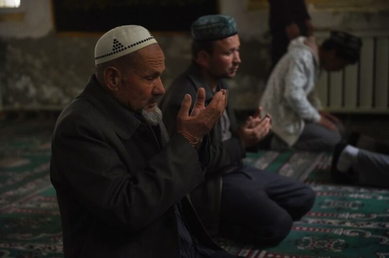 新疆和田一座清真寺内正在祈祷的维吾尔人 (法新社资料图)
