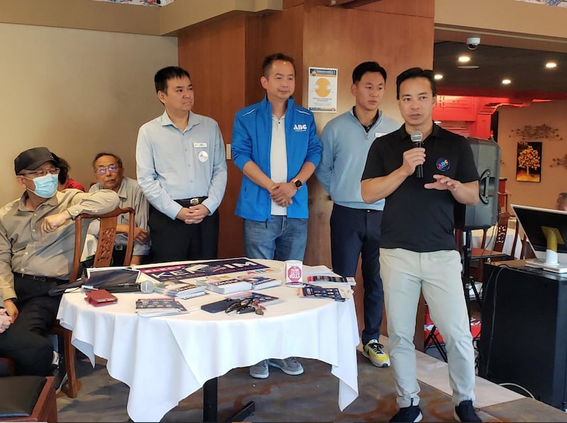 沈观健 (右一) 於10月初和温哥华台湾选民举行茶会,会议中全程未用“台湾人(Taiwanese)”字眼。(记者柳飞拍摄)