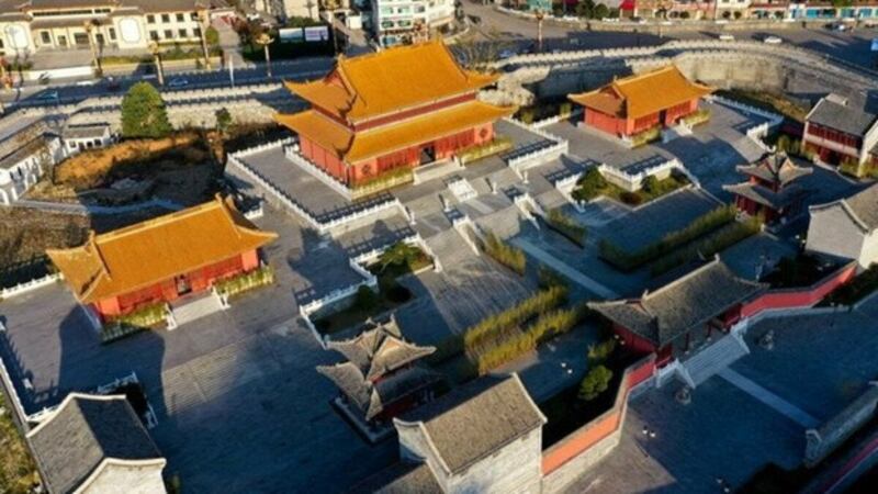 贵州省“国家级贫困县”独山县耗资二十二亿元人民币打造了一座仿古建筑,坊间称其为“山寨紫禁城”。(微博图片)