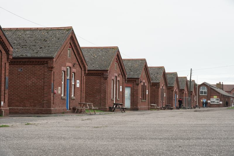 尋求庇護者有機會獲安排入住距離倫敦市中心約一小時火車車程的軍營。（石頭攝）