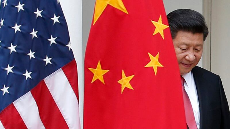 美中两国国旗与中国领导人习近平(美联社)