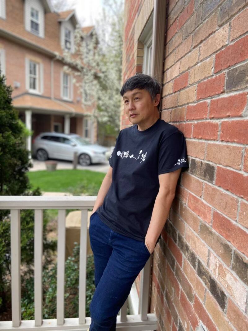 生于香港的郑敬基,早年移居加拿大后,再回流香港发展。他形容自己过往一直是“港猪”,专注发展演艺事业。然而2019年的“反送中运动”令他觉醒,去年2月底成立网台《香港台》(Hongkonger Station)。 (郑敬基脸书图片)