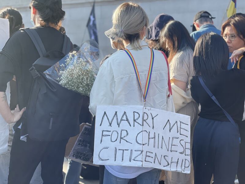 中国留学生M希望表达对过去两年的疫情防控政策、“铁链女”事件,以及李文亮医生死亡等事件的综合不满。(吕熙拍摄)