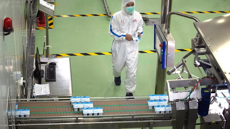 3月份采购经理指数回升至临界点以上是2月份大幅下降后的反弹，更多反映的是一半以上的调查企业复工复产情况比上月有所改善。统计局表示，这并不能代表中国经济运行已恢复正常水平。图为，一名工人在北京蒙牛乳品厂监控生产线。（美联社）