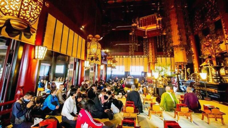 日本长野县善光寺内,抗议者为中国少数民族遇难者祈祷。(志愿者提供/记者乔龙)