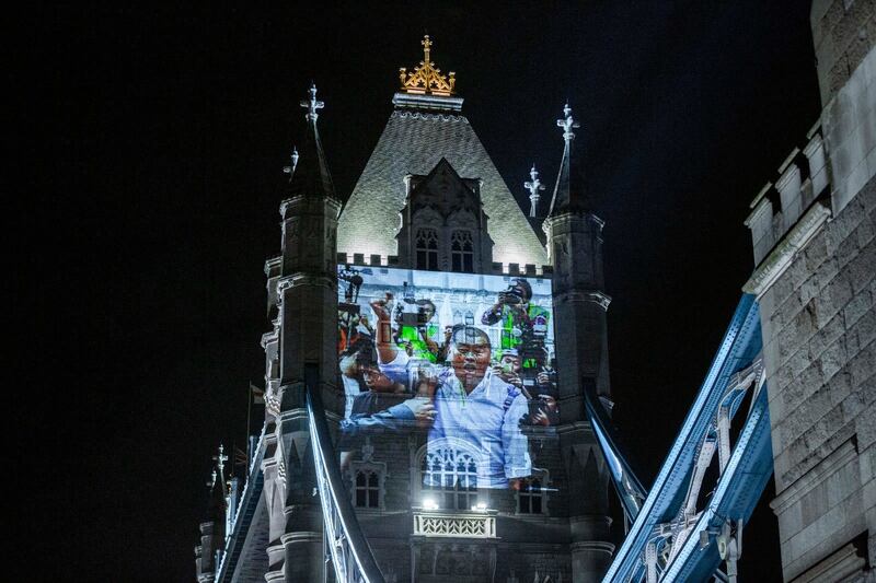 英國倫敦地標「塔橋」（Tower Bridge）被打上壹傳媒創辦人黎智英的「身影」。（Mark Clifford Twitter 圖片）
