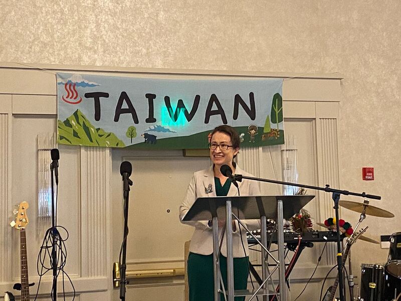 台湾驻美代表萧美琴在华府台湾同乡会举行的感恩节餐会上发表讲话(记者 陈品洁拍摄)