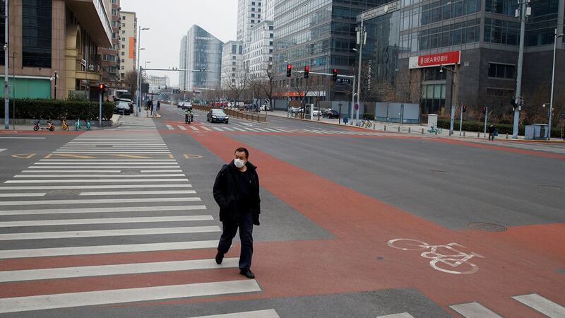 世界银行的经济报告预计,武汉肺炎疫情将导致东亚及太平洋地区发展中经济体,以及中国的经济增长大幅放缓。图为,2020年2月24日,一个男人在北京中央商务区的一条街道上。(路透社)