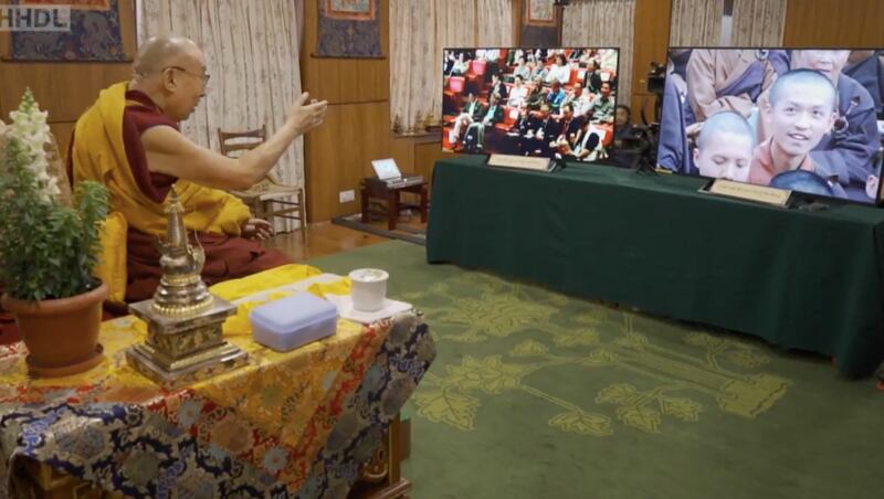 达赖喇嘛在印度达兰萨拉透过荧幕与台湾信徒问答。(截自台湾国际藏传法脉总会直播视频)