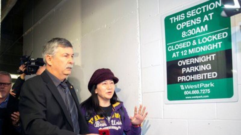 资料图片:2019年3月6日,华为首席财务官孟晚舟(右)来到加拿大温哥华卑诗省高等法院,听取法官定出举行首场引渡聆讯的日期。(路透社)