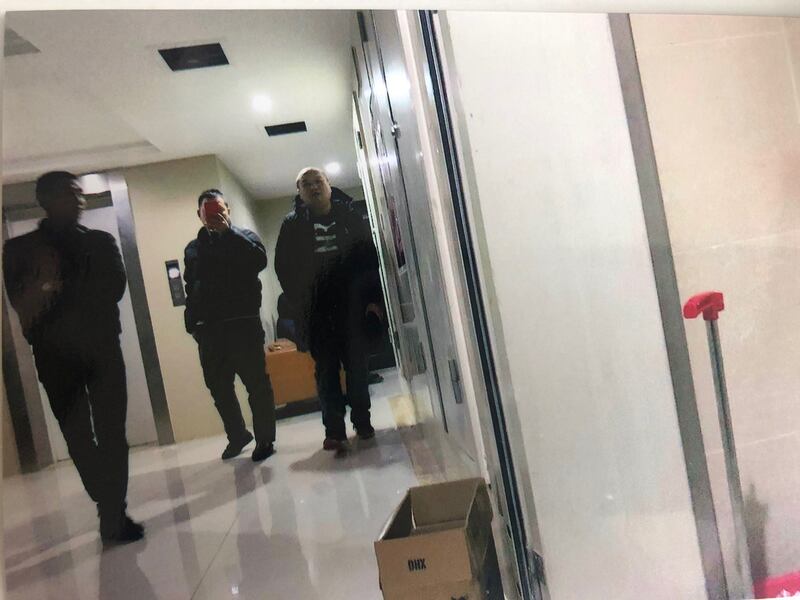 廖强表示家门口常遭24小时监控。(廖强提供)