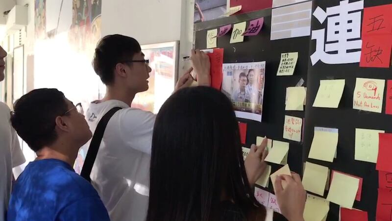 台湾艺术大学陆生,拿港生免费提供的便利贴,恶意将港生、台生留言声援香港的便利贴覆盖。(港生张俊豪提供)